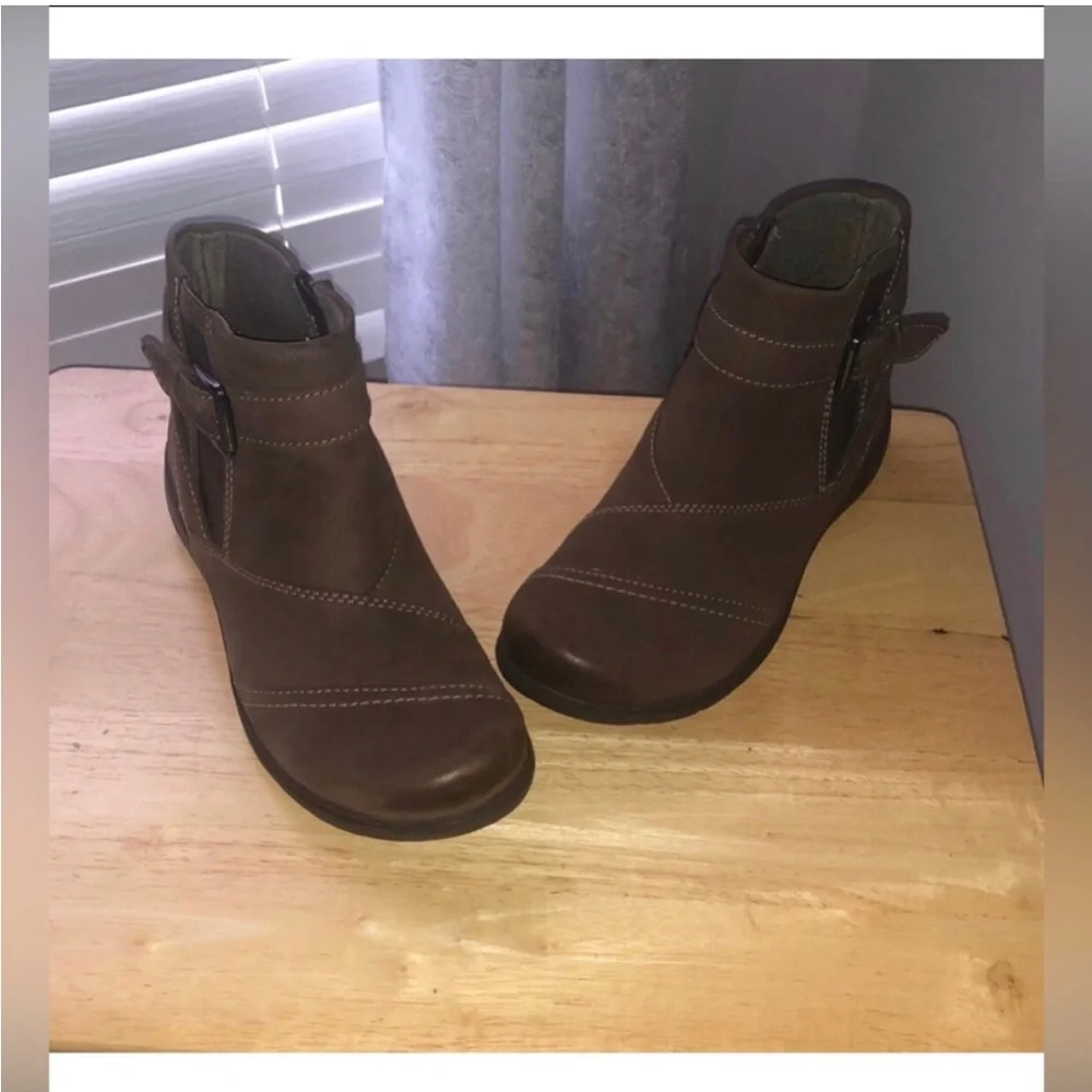 NWOT Clarks Collection Carleigh Dalia Ankle Boots Taupe Nubuck Leather 8.5 or 8